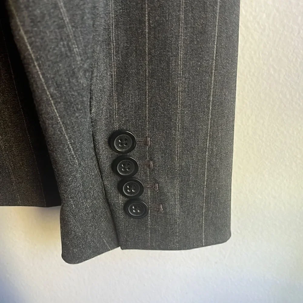 EXCELLENT CONDITION WOMEN’S 10 MICHAEL MICHAEL KORS GRAY BLAZER AND SKIRT SET